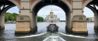 Водная экскурсия на развод мостов в Санкт-Петербурге: ночь, вода и свет